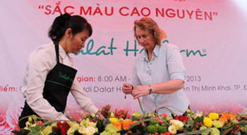 Dalat Hasfarm tổ chức trình diễn hoa tươi tại Đà Lạt