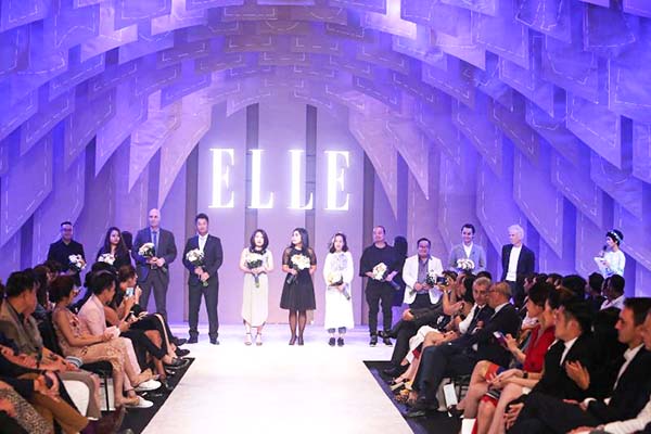 Dalat Hasfarm's Flowers Showing Off Their Beauty At ELLE FASHION JOURNEY 2016